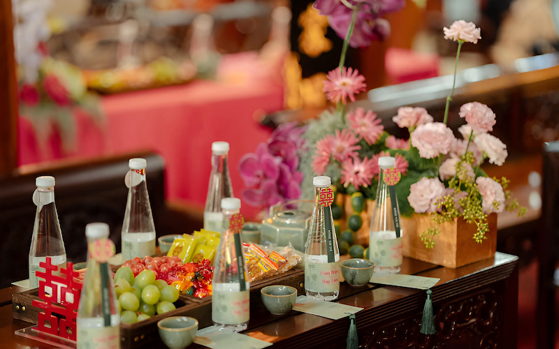 Nhà gái chuẩn bị trà nước, bánh kẹo đơn giản để đón tiếp nhà trai