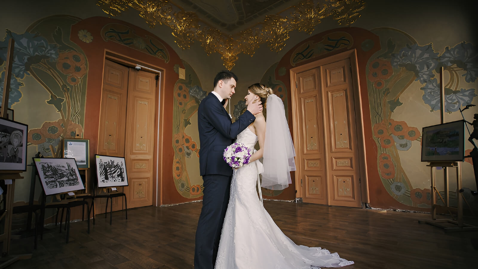 So sánh giữa chụp ảnh cưới phim trường và ngoại cảnh