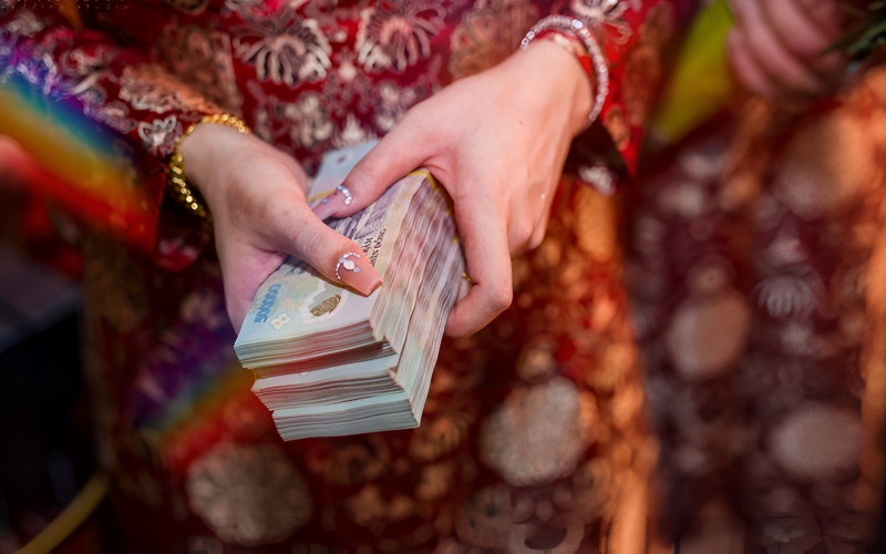 Người mẹ đang lựa chọn một bộ trang sức vàng làm quà hồi môn