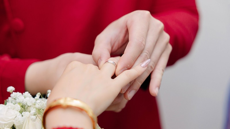 Chú rễ trao nhẫn đính hôn cho cô dâu