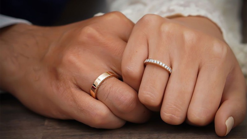 Cặp nhẫn cưới vàng 18K đính viền đá tấm lấp lánh và nổi bật
