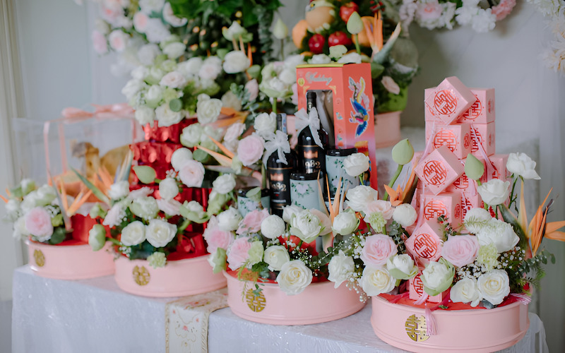 Nhà trai trang trọng trao Mâm quả lễ vật cho Nhà gái