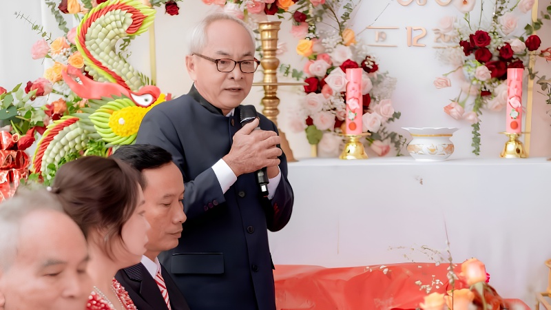 Đại diện nhà trai phát biểu đôi lời trước khi rước dâu