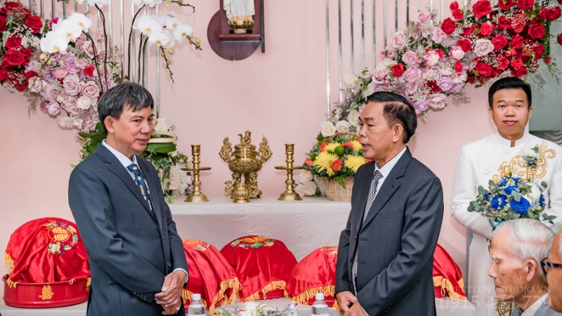 Nhà trai và nhà gái cùng nhau trao đổi về hạnh phúc của cặp đôi