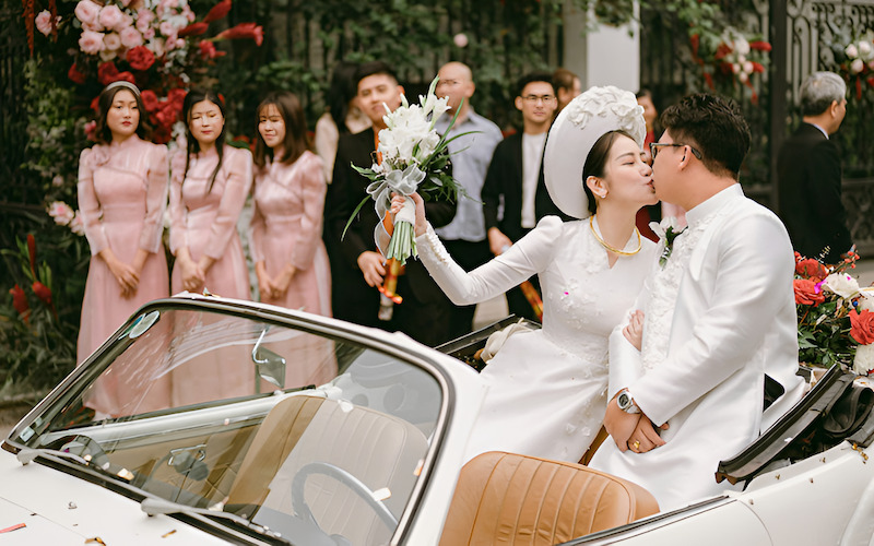 Cô dâu chào tạm biệt cha mẹ, người thân trước khi lên xe hoa