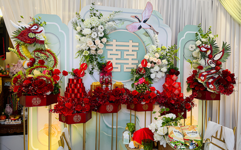 Mâm quả tượng trưng cho lời chào, lòng thành kính và sự chu đáo của nhà trai khi đến nhà gái ngỏ lời xin phép đón dâu