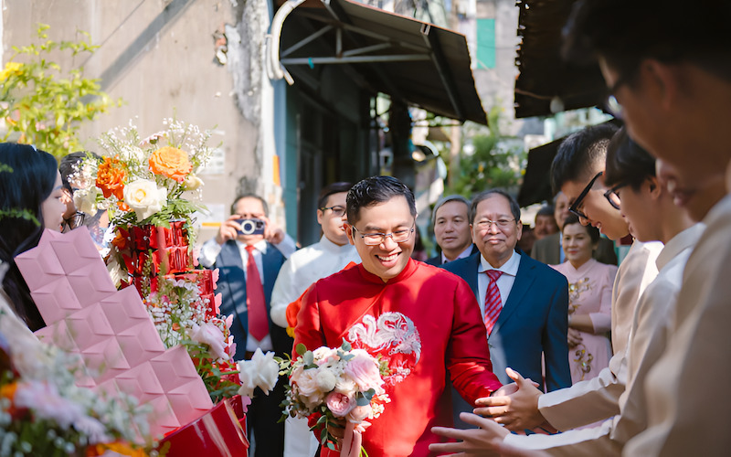 Trao lì xì giữ lại duyên: Hành động đẹp trong tục bưng quả