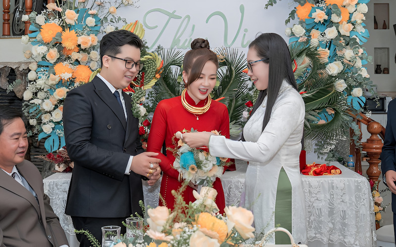 Gửi lời chào trân trọng đến gia đình nhà gái, quan viên hai họ