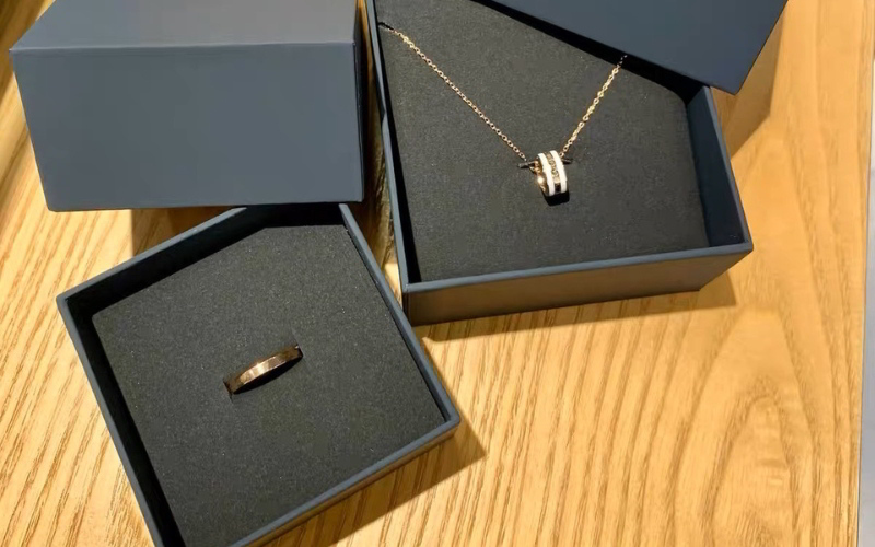 Tặng quà vàng tinh tế.