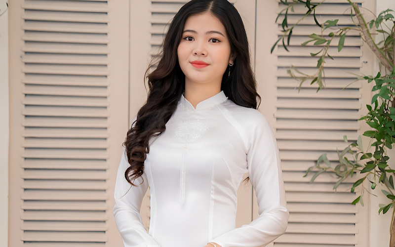 Áo dài truyền thống hoặc cách tân nhẹ nhàng, kín đáo, tôn lên vẻ đẹp dịu dàng, duyên dáng