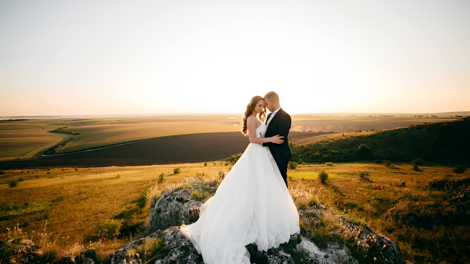 Ngoài các yếu tố chính như Ngũ hành bản mệnh và Cung phi, đôi khi người ta còn xét đến Niên mệnh