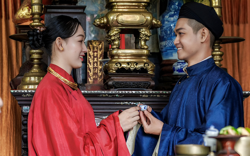 Khi thực hiện các nghi lễ chính, chú rể sẽ đứng ở vị trí bên trái và cô dâu đứng ở vị trí bên phải.