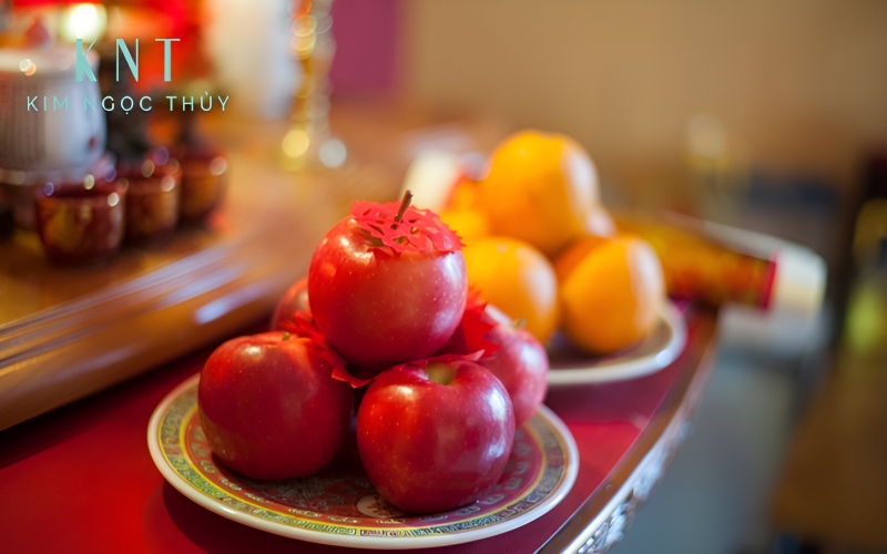 Bàn thờ gia tiên với mâm cúng để thực hiện lễ hóa giải hạn