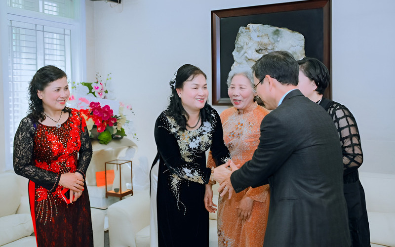 Nhà trai đến thăm nhà gái trong lễ phản bái