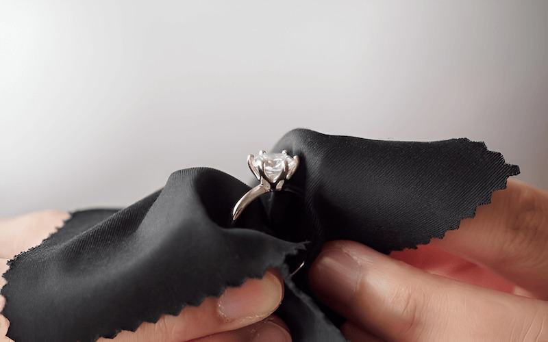 Có thể tự làm sạch tại nhà bằng dung dịch chuyên dụng hoặc nước ấm pha xà phòng loãng và bàn chải mềm. Lau khô bằng vải mềm