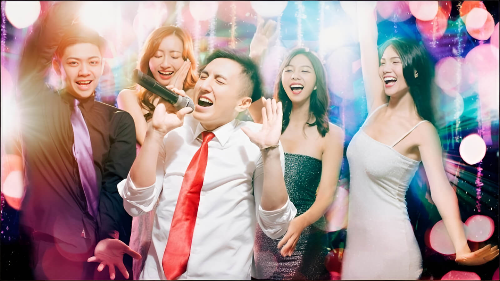 Điều cốt lõi để có một bữa tiệc độc thân thành công chính là phải xoay quanh nhân vật chính