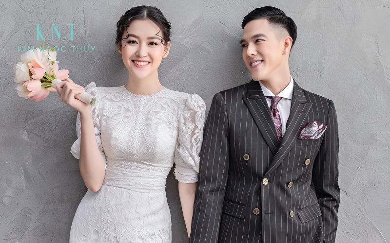 Cô dâu mặc áo dài đỏ và chú rể mặc vest trong ngày cưới