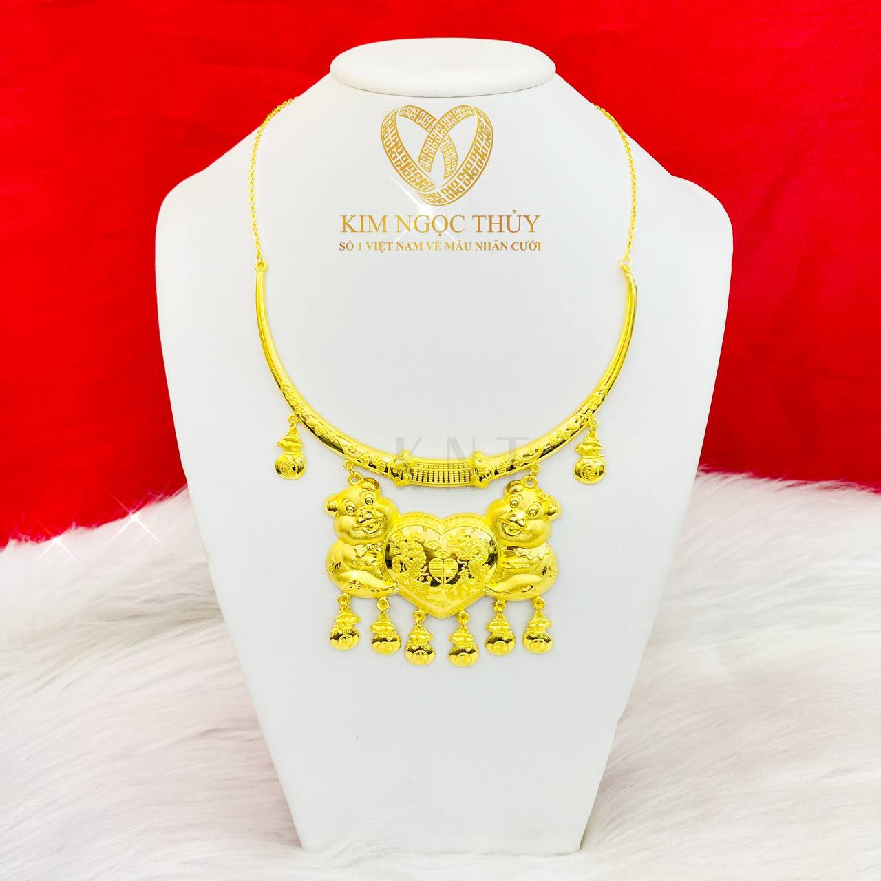 Dây chuyền kiềng cổ heo Long Phụng: Chất liệu vàng cao cấp. Tôn vinh vẻ đẹp cô dâu trong ngày trọng đại.