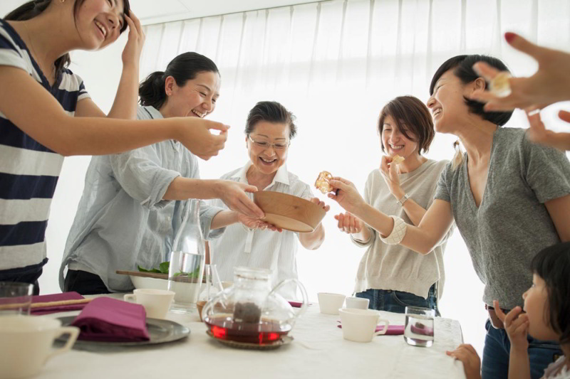 Gặp gỡ họ hàng lâu ngày không gặp nên chào hỏi lịch sự