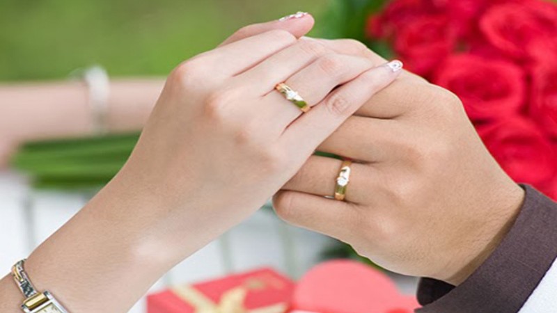 Chú rễ đeo nhẫn tay trái và cô dâu đeo nhẫn ở tay phải