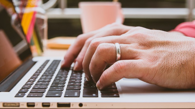 Đeo nhẫn cưới ở tay không thuận để tiện lợi hơn khi làm việc