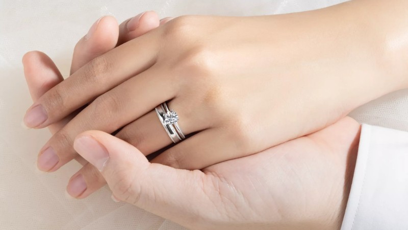 Cô dâu đeo nhẫn cưới và nhẫn cầu hôn trên cùng ngón áp út
