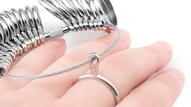 Đo size nhẫn bằng dụng cụ chuyên dụng