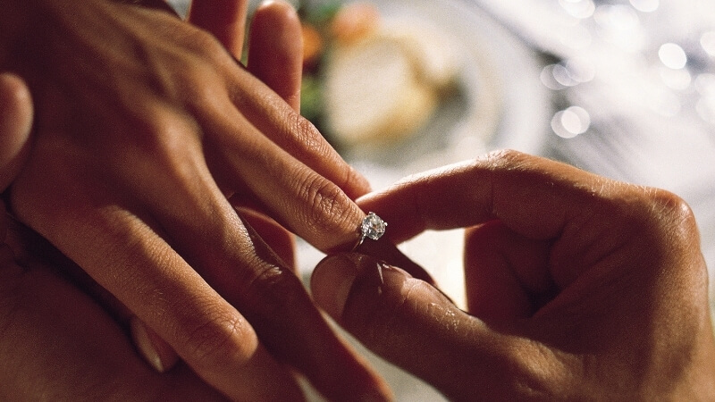 Nhẫn cầu hôn là nhẫn được trao trong khoảnh khắc ngỏ lời cầu hôn