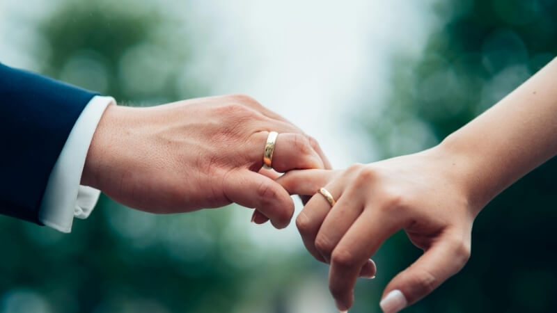 Các cặp đôi có thể tự do lựa chọn đeo nhẫn ở ngón nào, tay nào phù hợp với mình