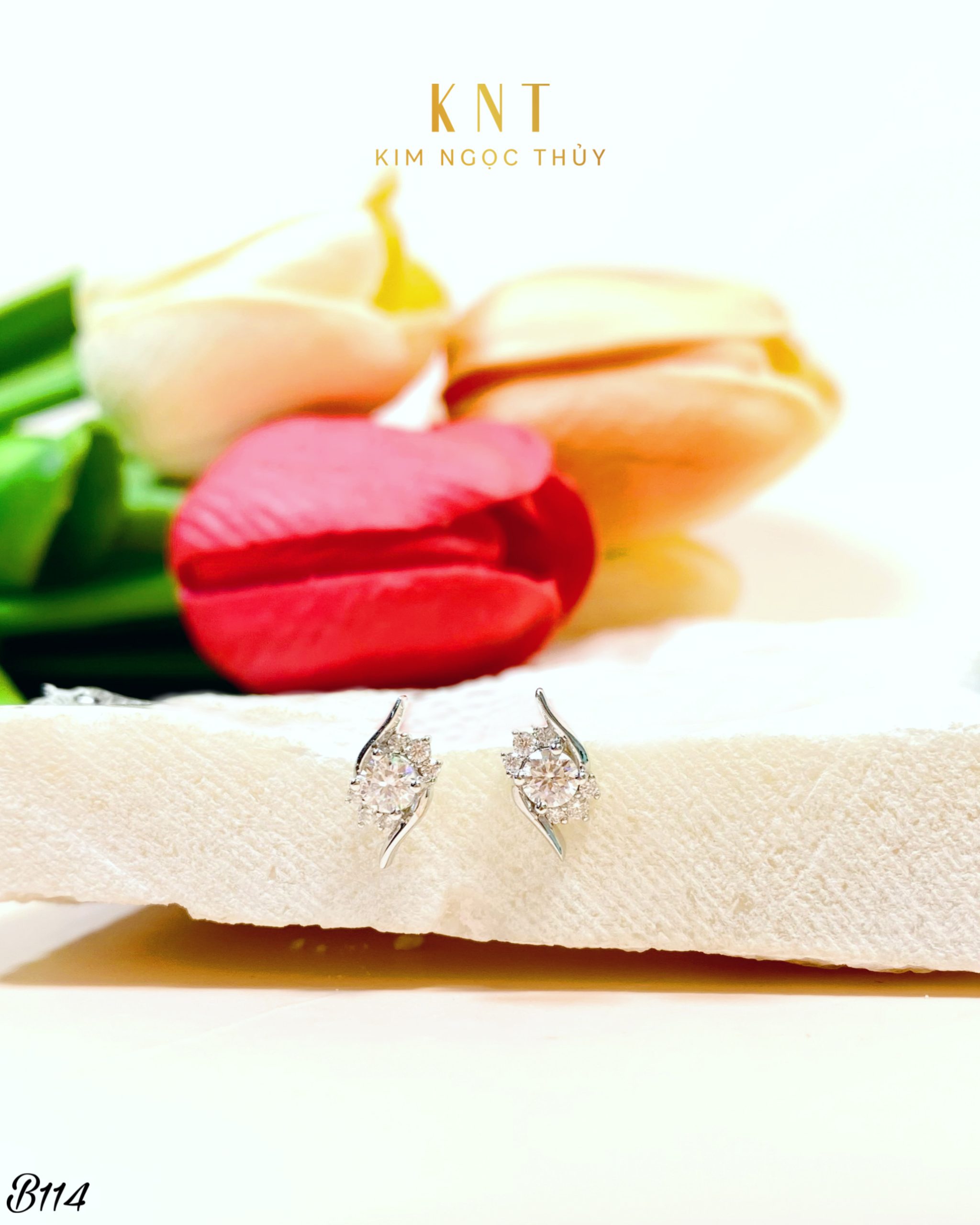 Bông tai cưới B114: Thiết kế mềm mại, nữ tính, mang đến vẻ đẹp thanh lịch, quý phái