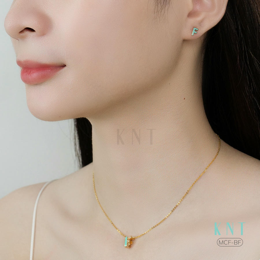 Mặt dây chuyền Sea La Vie chữ F mang đến vẻ đẹp sang trọng và phóng khoáng