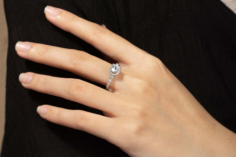 Đá CZ là lựa chọn phổ biến cho nhẫn đính hôn với mức giá hợp lý.