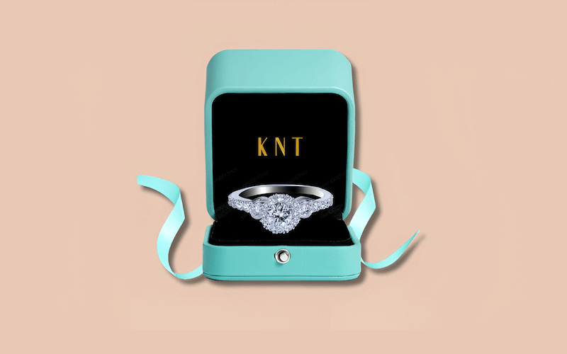 Chất liệu Vàng là lựa chọn phổ biến và giá trị cho nhẫn cầu hôn