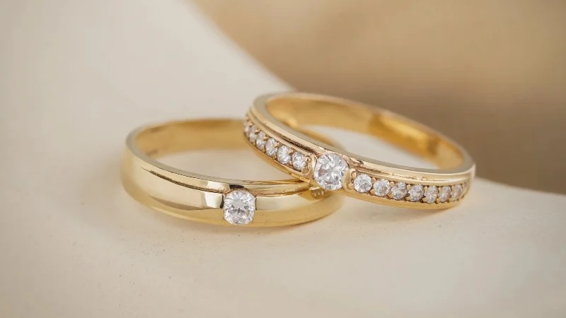 Nhẫn cưới vàng Ý nổi bật với thiết kế tinh giản, hiện đại và kỹ thuật cắt vát tạo độ bóng gương sắc sảo