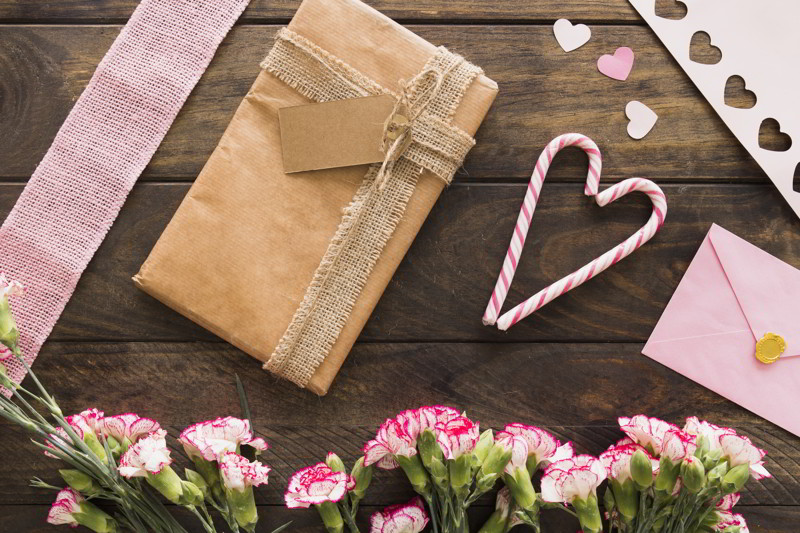 Tự tay gói quà kèm lời chúc ý nghĩa