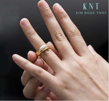 Cần chọn nhẫn cưới vừa với size ngón tay để tránh những hệ quả không mong muốn 