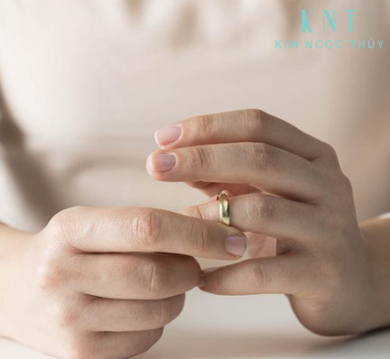 Cảm giác vướng víu xuất hiện trong những ngày đầu đeo nhẫn cưới 