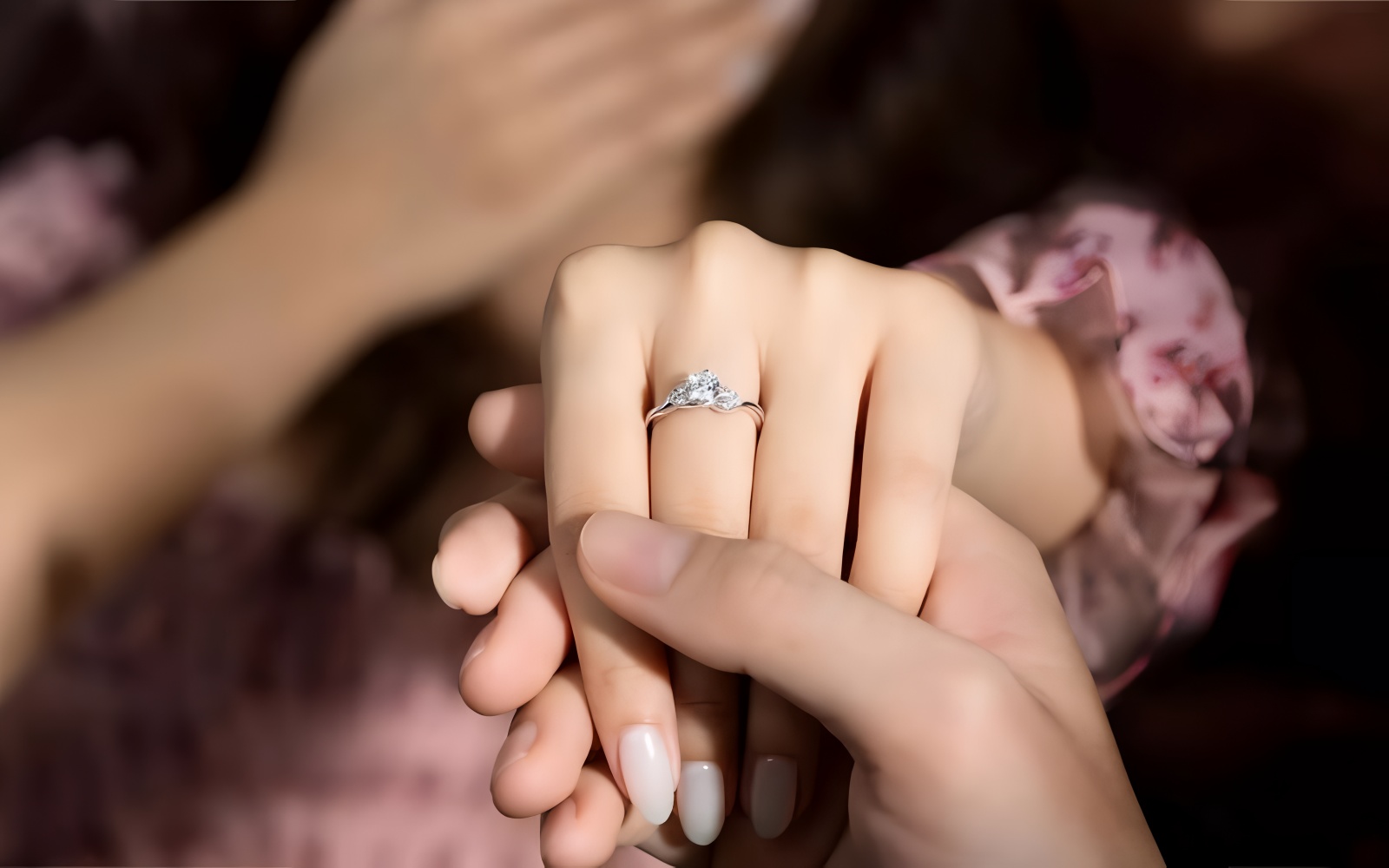 Vị trí đeo nhẫn cầu hôn phổ biến tại Việt Nam.