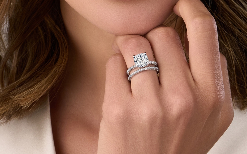 Đai nhẫn Pave lấp lánh.