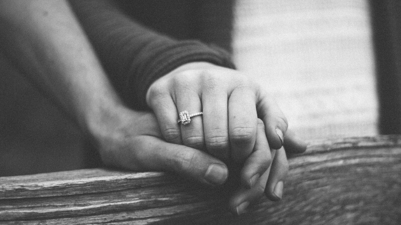 Nhẫn cầu hôn là kỷ vật tình yêu biểu tượng cho lời hứa gắn kết