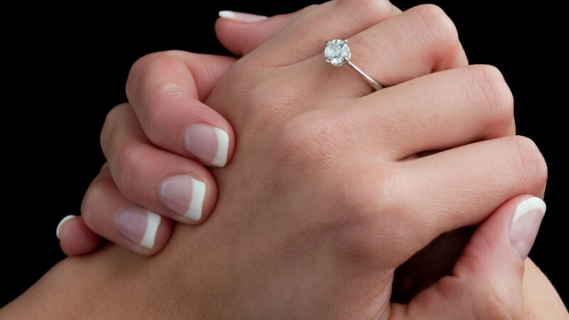 Đeo nhẫn cầu hôn và nhẫn cưới khác ngón tay vừa linh hoạt, vừa tinh tế
