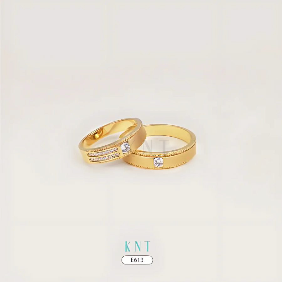 Nhẫn cưới E613 hiện đại với chất liệu vàng bóng