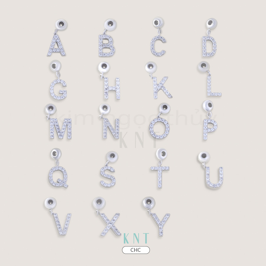 Charm chữ cái màu trắng sở hữu chất liệu vàng 10K bền màu, đính đá