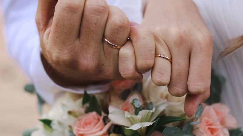 Nhẫn cưới là biểu tượng mang giá trị tinh thần, lưu giữ những tình cảm của các cặp vợ chồng