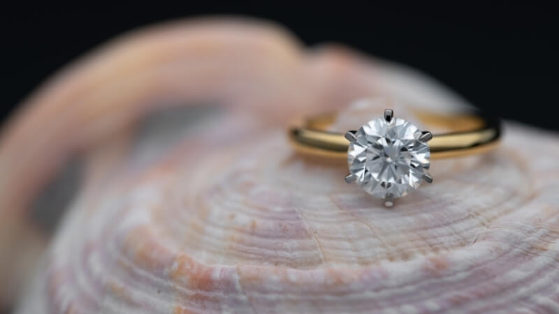 Lựa chọn nhẫn cầu hôn 18K hay 24K còn tuỳ thuộc vào ngân sách của mỗi người