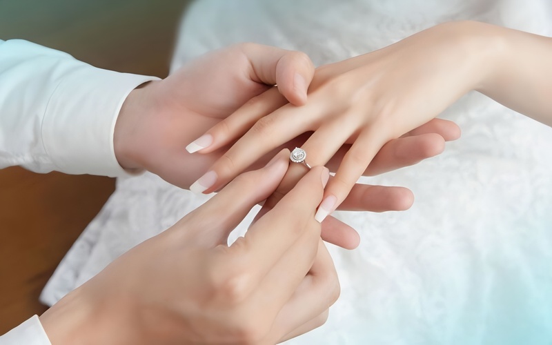 Dù là nhẫn cầu hôn hay nhẫn cưới, các cặp đôi vẫn nên quyết định dựa trên sở thích và khả năng tài chính phù hợp