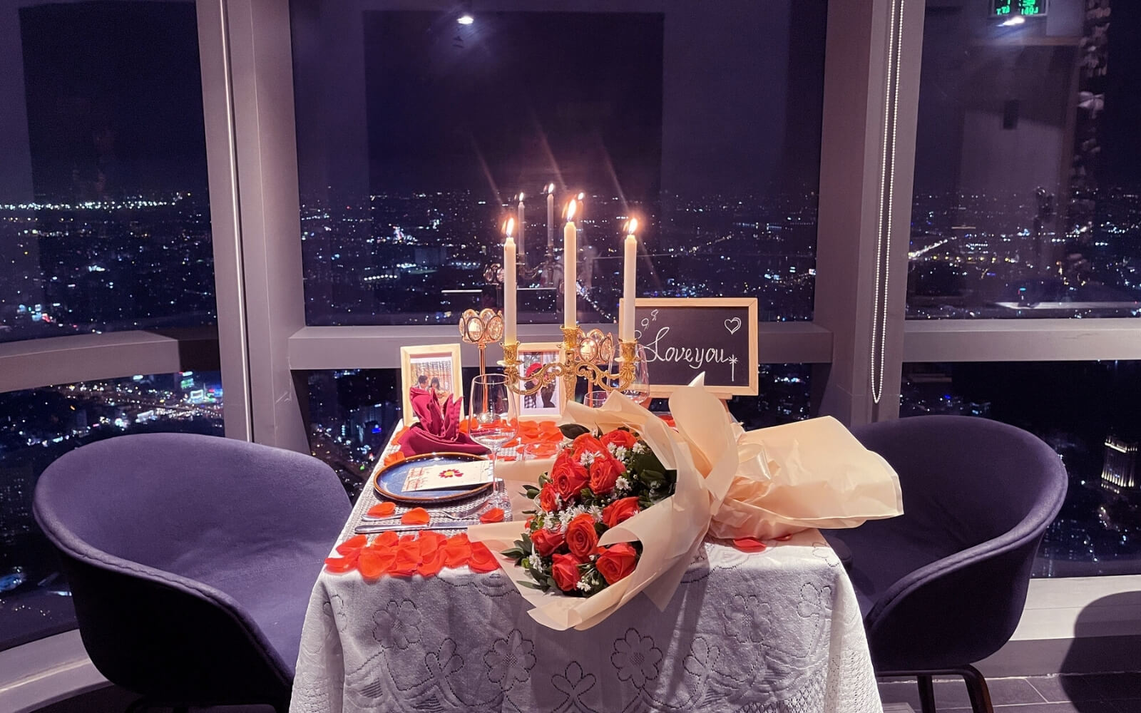 Nhẫn đính hôn được trao trong buổi lễ cầu hôn, khởi đầu cho một chặng đường mới của tình yêu