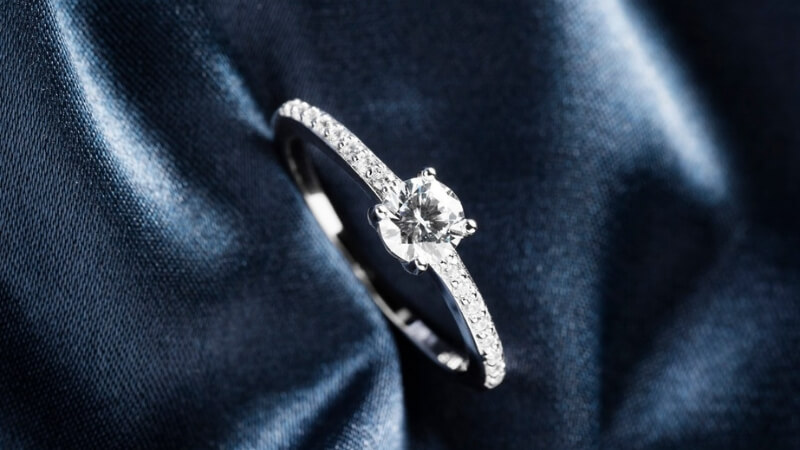 Vẻ đẹp rực rỡ và sang trọng của nhẫn cưới kim cương, biểu tượng bất diệt cho một tình yêu bền chặt
