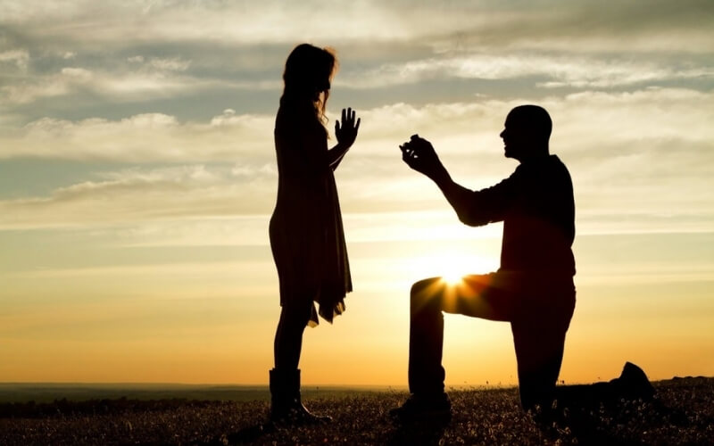 Nhẫn cầu hôn không phải hình thức bắt buộc nhưng được xem là hành động thể hiện sự chân thành và tôn trọng bạn đời