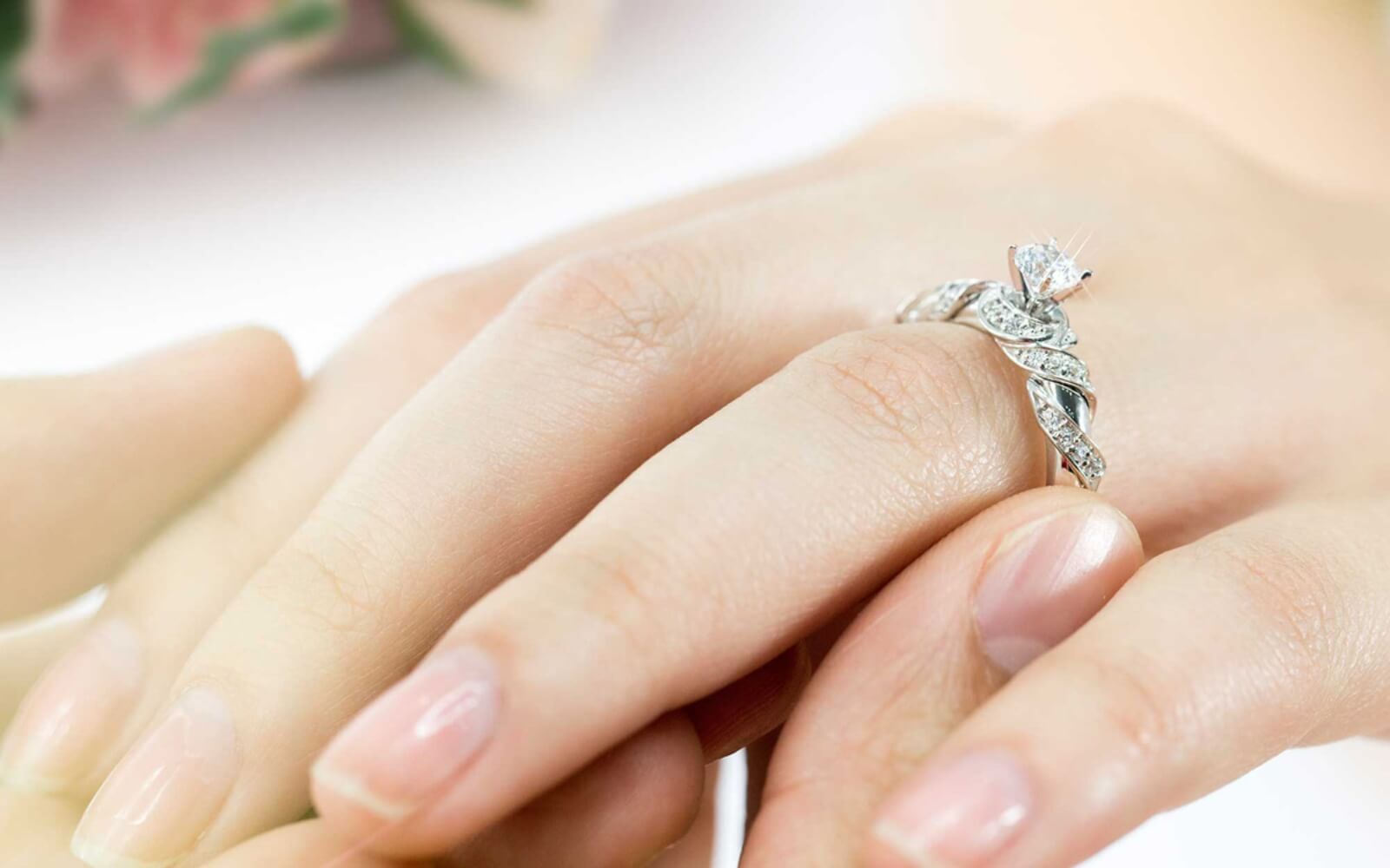 Nhẫn cầu hôn mang ý nghĩa tinh thần và đại diện cho tình yêu của chàng trai